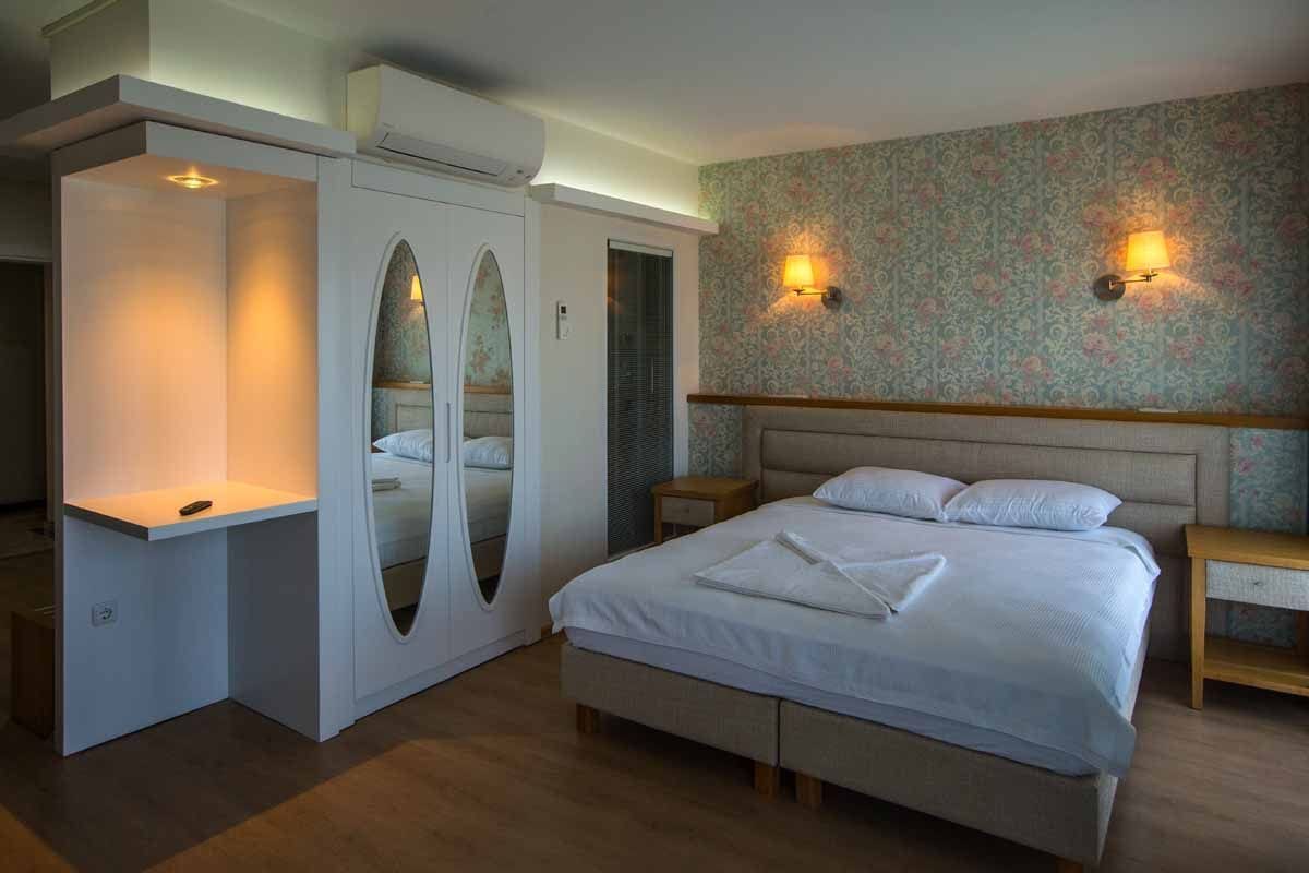 deluxe double room | desk, iron/ironing board, cots/infant beds, free wifi