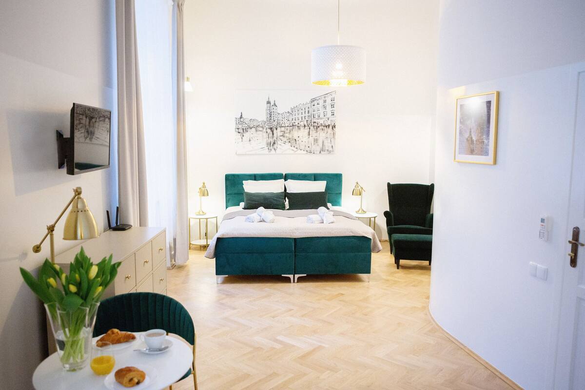 Comfort Double or Twin Room (GREEN - G11; 1st floor) | Living area | 32-inch flat-screen TV with satellite channels, Smart TV, Netflix