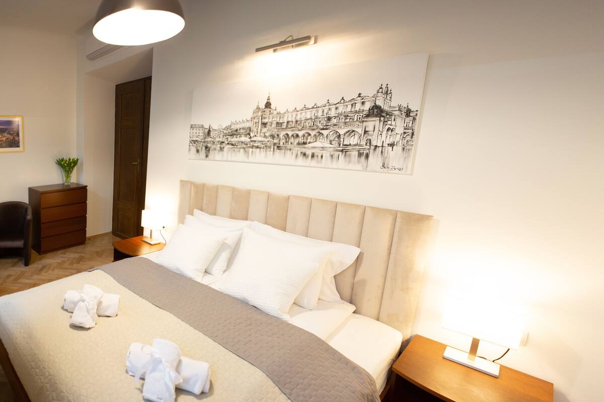 Standard Double Room (LUCKY - G13; 1st floor) | Living area | 32-inch flat-screen TV with satellite channels, Smart TV, Netflix