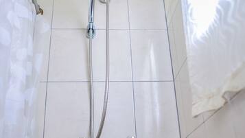 Quarto luxo, 1 cama King (Cozy 1 / 2 min drive from city center) | Banheiro | Chuveiro, chuveiro com efeito de chuva, produtos de toalete grátis