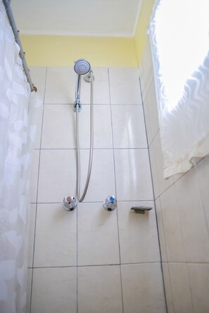 Quarto luxo, 1 cama King (Cozy 1 / 2 min drive from city center) | Banheiro | Chuveiro, chuveiro com efeito de chuva, produtos de toalete grátis 
