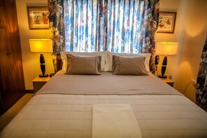 Deluxe Room, 1 King Bed (Cozy 1 / 2 min drive from city center)