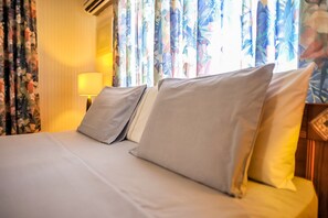 디럭스룸, 킹사이즈침대 1개 (Cozy 1 / 2 min drive from city center) | 1 개의 침실, 저자극성 침구, 객실 내 금고, 각각 다른 스타일의 인테리어