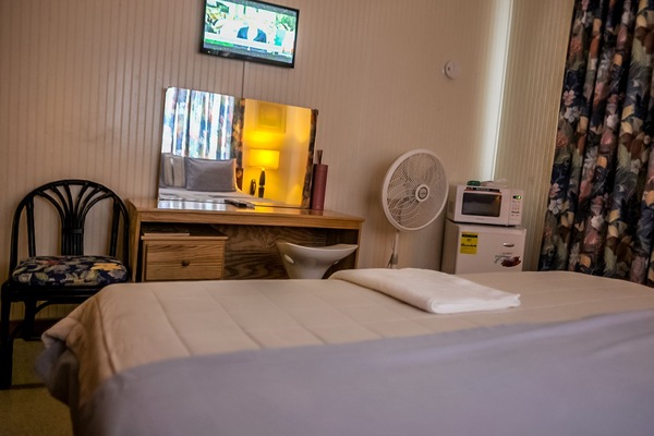 Deluxe Room, 1 King Bed (Cozy 1 / 2 min drive from city center) | 1 bedroom, hypo-allergenic bedding available, in-room safe, desk