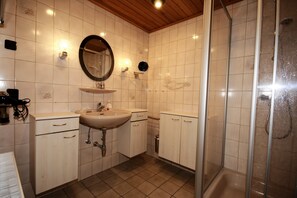 Apartamento conforto, banheiro privativo (Langeoog) | Banheiro | Banheira e chuveiro separados, banheira de imersão, secador de cabelo 