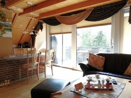 Exclusive-Apartment (Sylt) | Wohnbereich | 80-cm-Smart-TV mit Digitalempfang, Fernseher, Netflix