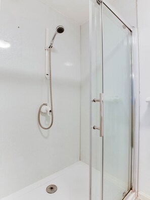 Dreibettzimmer, Mehrere Betten | Dusche im Bad