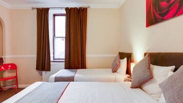 Habitació triple, diversos llits | Escriptori, planxa i posts de planxar i bressols gratuïts