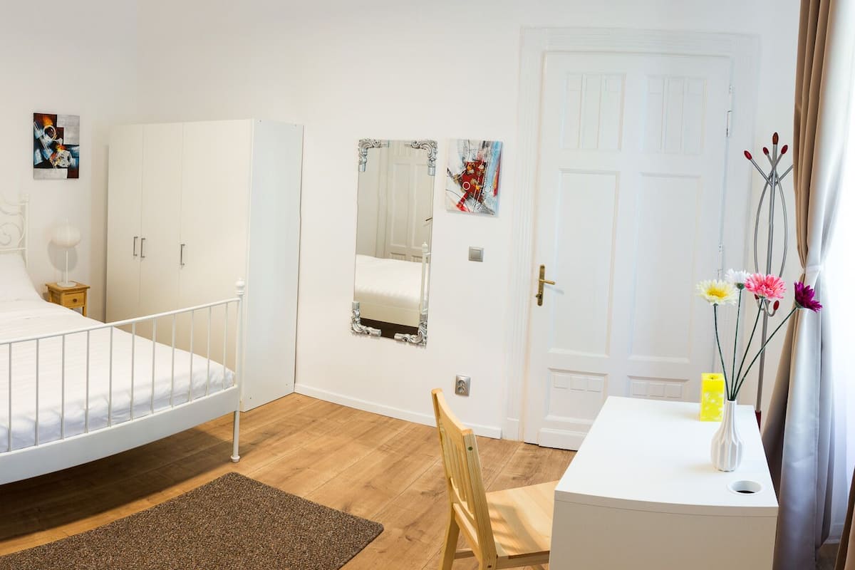 Deluxe studio | Luxe beddengoed, pillowtop-bedden, individueel gedecoreerd