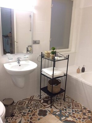 Apartment, 1 Bedroom | Bathroom | Shower, free toiletries, hair dryer, towels - Perfect Stay (Cluj-Napoca)