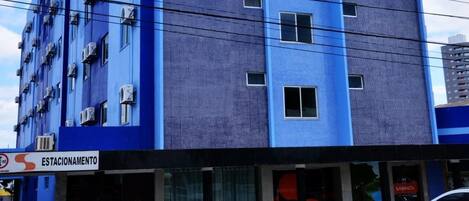 A blue building with a sign reading "HOTEL SABINO PALACE".
