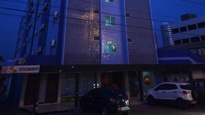 Un immeuble à plusieurs étages, sur lequel on peut voir une grande enseigne indiquant : « HÔTEL SABINO PALACE ».