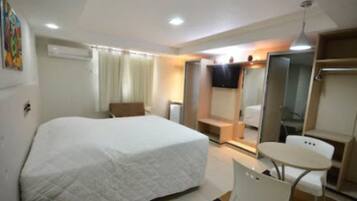 Escrivaninha, cortinas blackout, ferros/tábuas de passar roupa