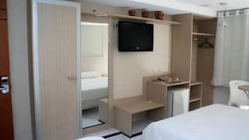 Escrivaninha, cortinas blackout, ferros/tábuas de passar roupa