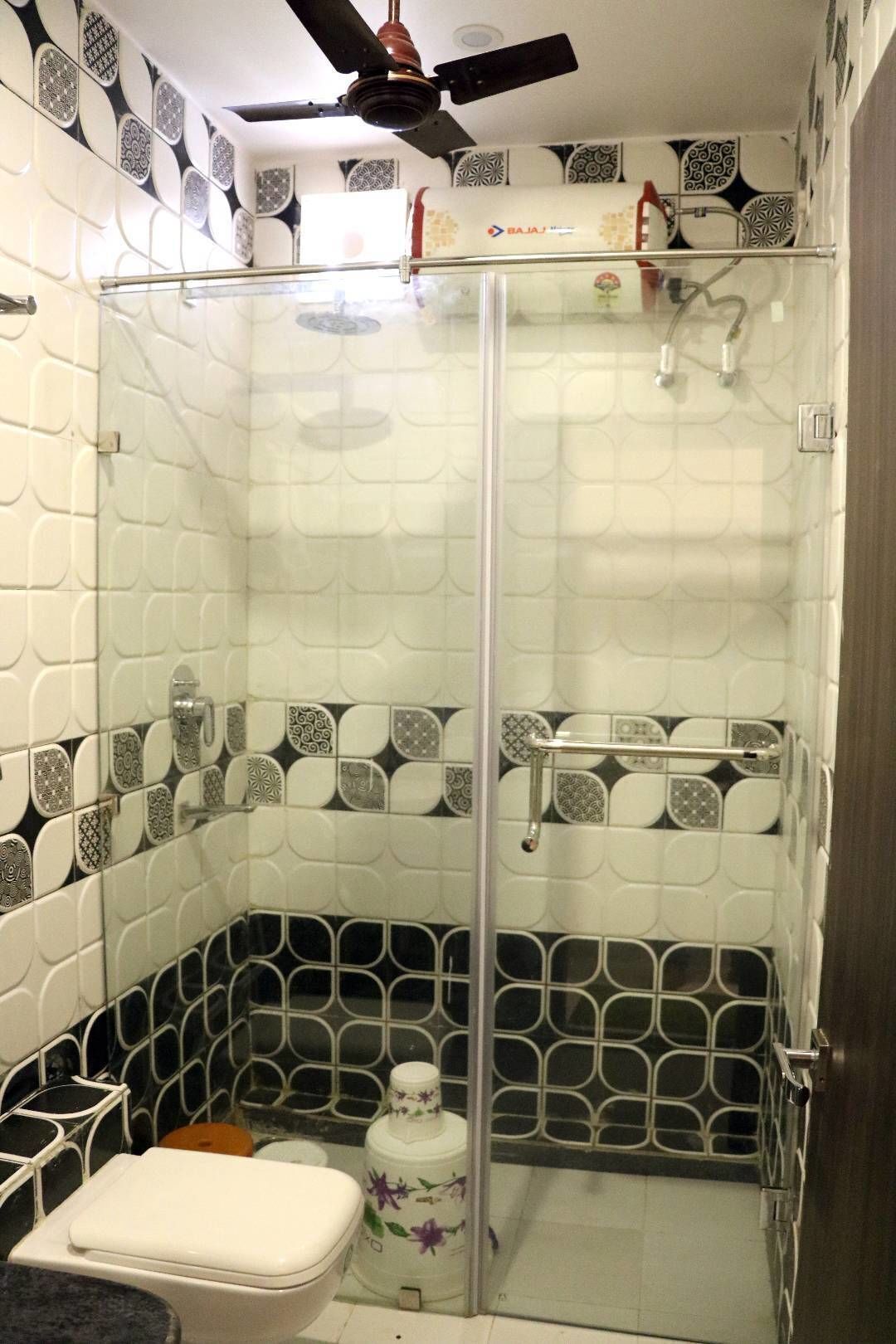 Salle de bain | Douche, douche à « effet pluie », articles de toilette gratuits