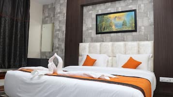 Quarto casal premium | Roupas de cama premium, frigobar, cofres nos quartos, escrivaninha
