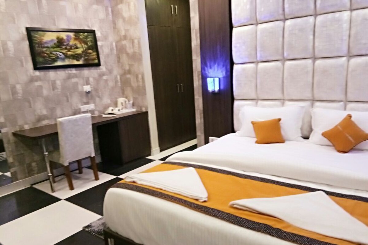 Ropa de cama de alta calidad, minibar, caja fuerte y escritorio