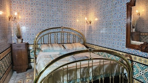 A room with a bed, a wooden dresser, and a mirror on the wall. - Hostel El Medina (Tunis)