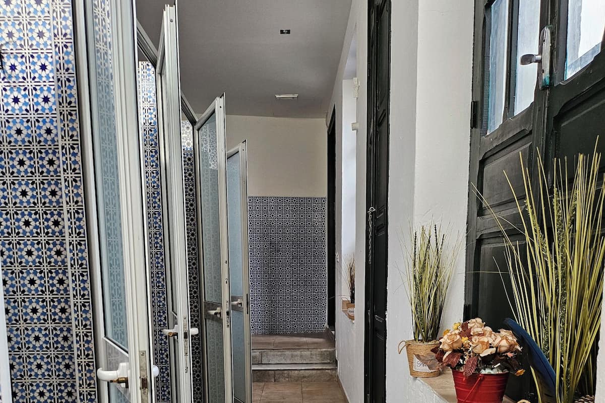 Eenvoudige slaapzaal, alleen voor mannen | Badkamer | Een douche, handdoeken