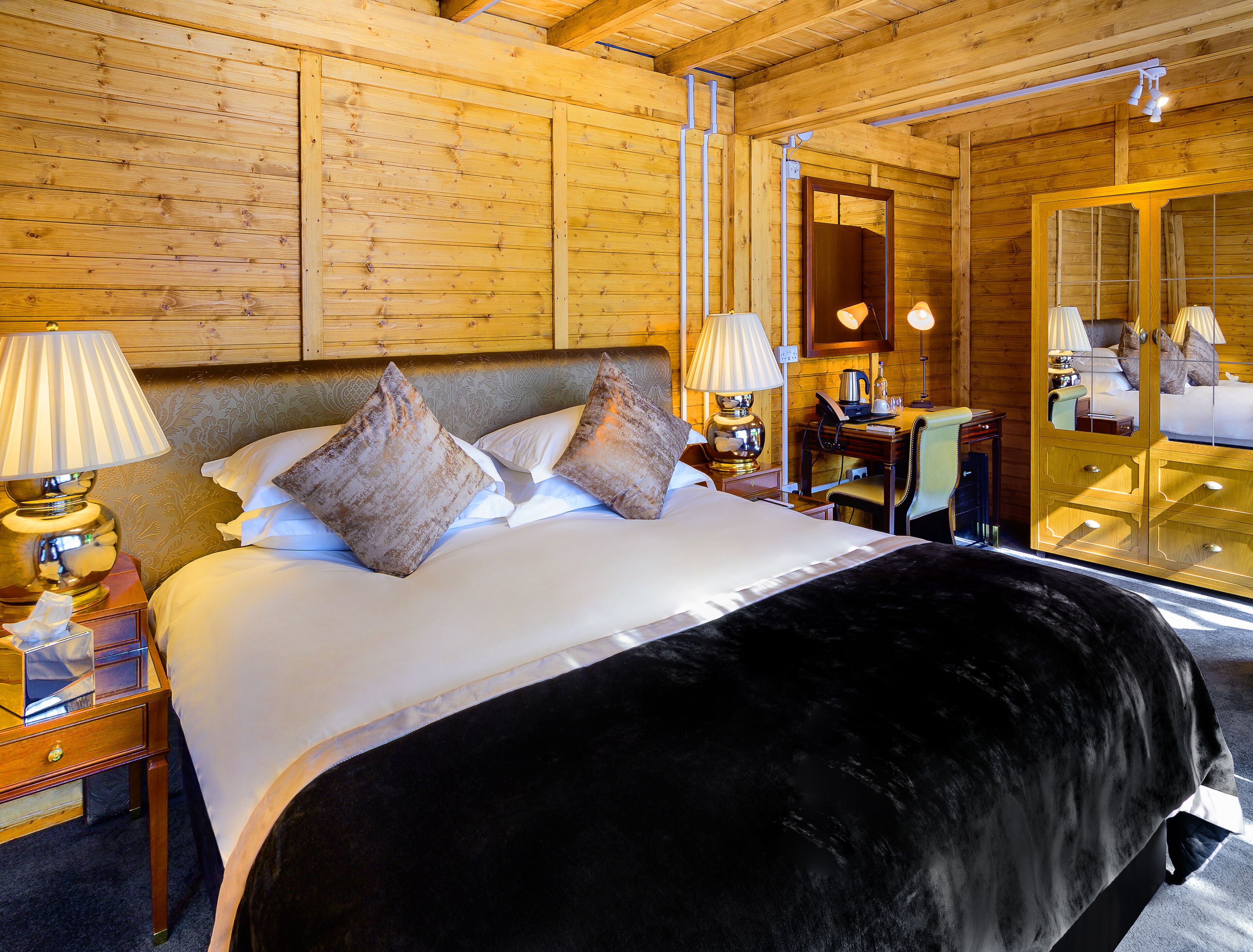 Premium Room | Minibar, in-room safe, individually furnished, desk