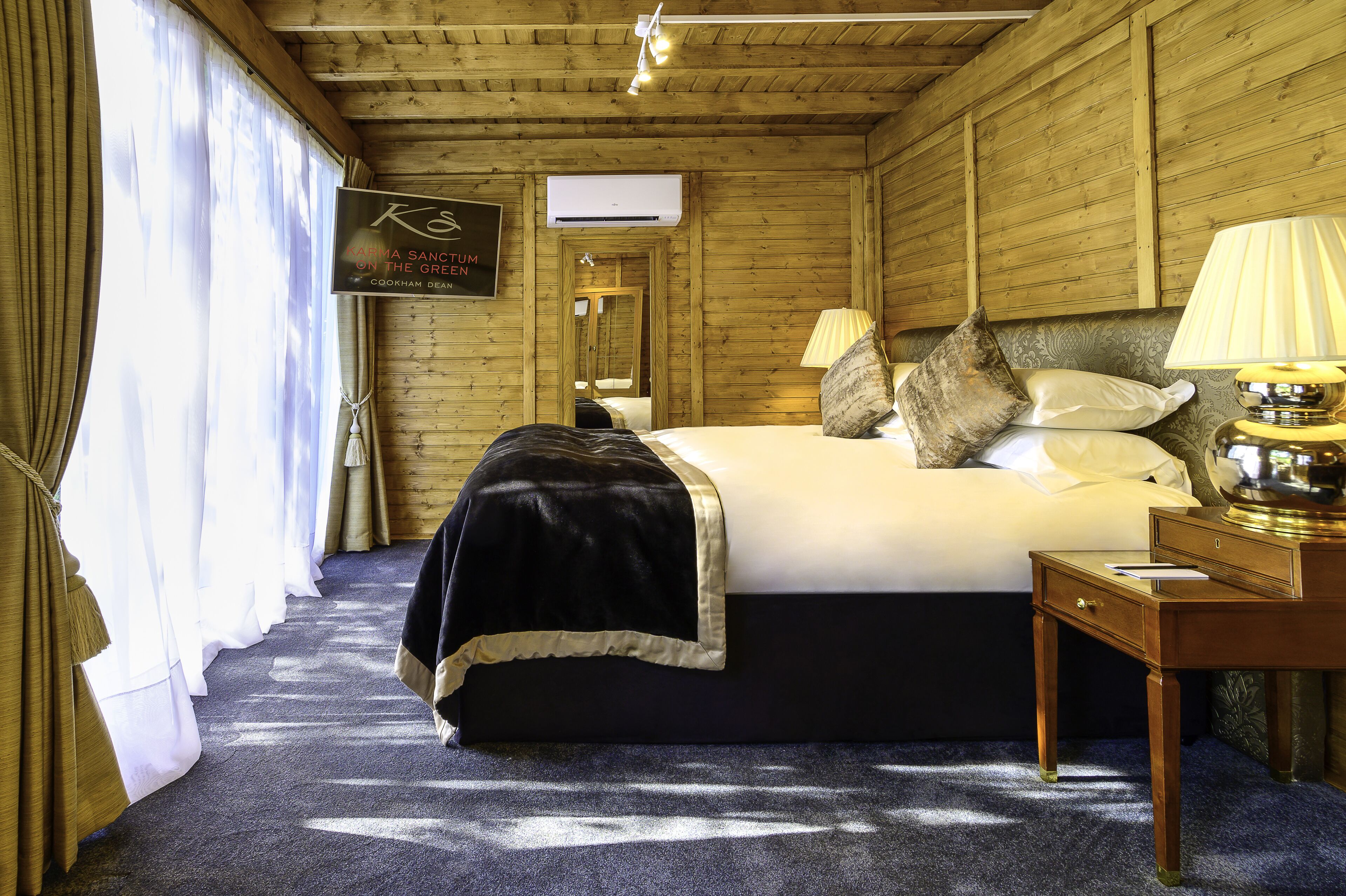 premium room | minibar, in-room safe, individually furnished, desk