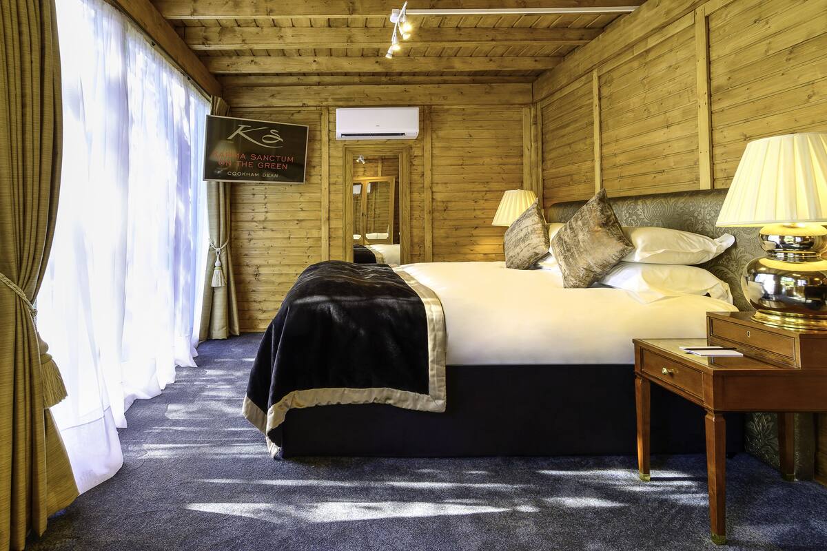 premium room | minibar, in-room safe, individually furnished, desk