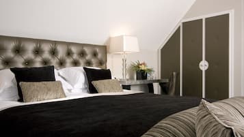 Deluxe Room | Minibar, in-room safe, individually furnished, desk