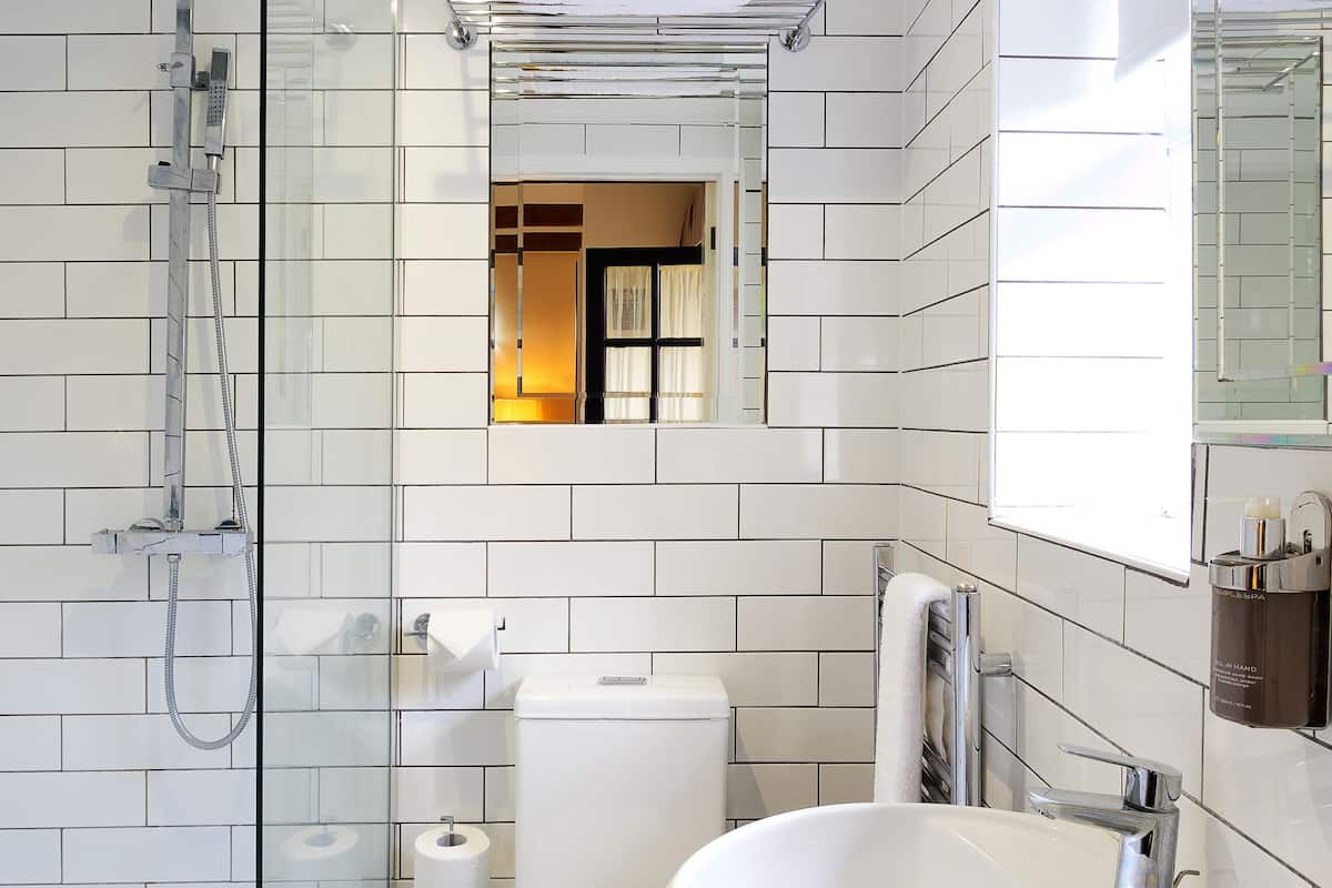 deluxe room | bathroom | free toiletries, hair dryer, dressing gowns, towels