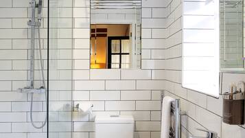 Deluxe Room | Bathroom | Free toiletries, hair dryer, bathrobes, towels