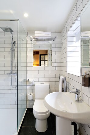 Deluxe Room | Bathroom | Free toiletries, hair dryer, bathrobes, towels - Sanctum on the Green (Maidenhead)