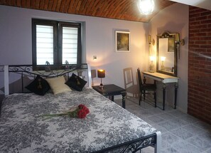 Deluxe Apartment, 1 Bedroom (Lady in Red - Kingi 13) | Premium bedding, iron/ironing board, free WiFi, bed sheets