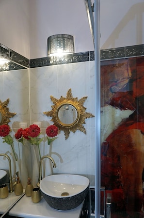Deluxe Apartment, 1 Bedroom (Lady in Red - Kingi 13) | Bathroom