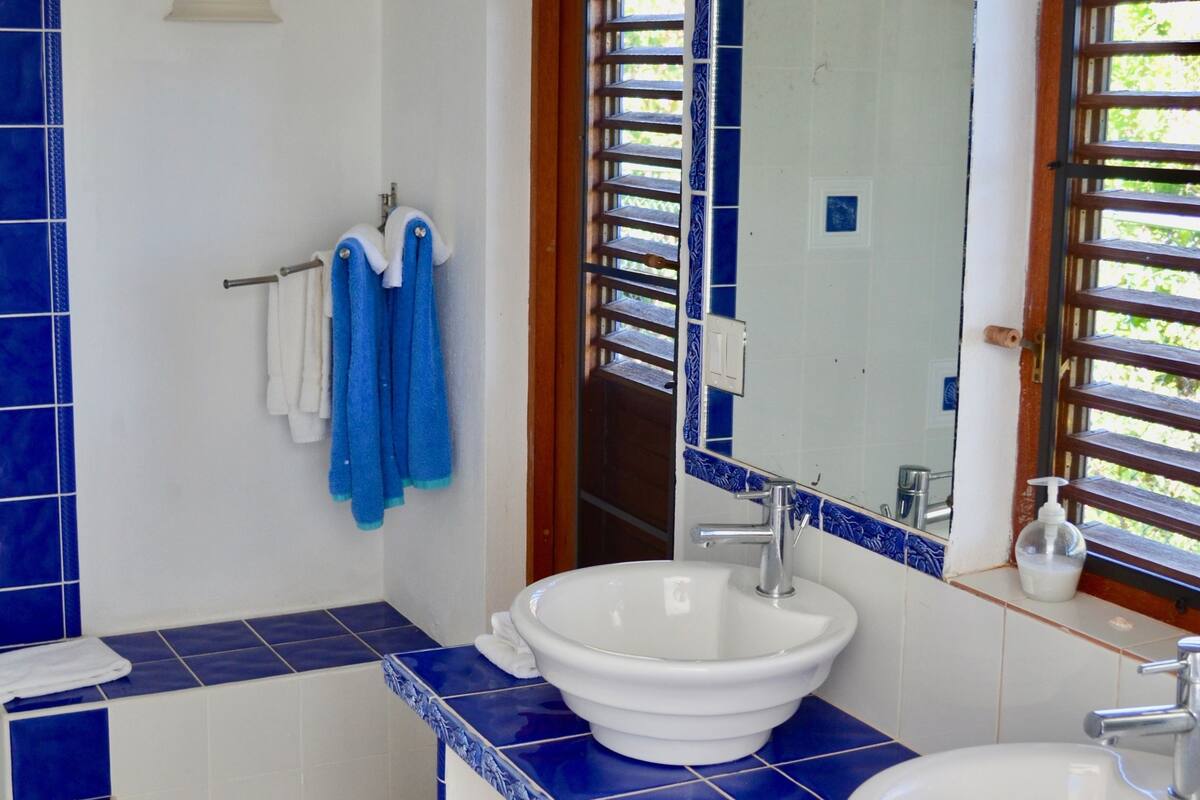 Villa, 4 soverom, privat basseng, havutsikt | Vask på badet