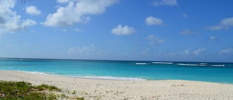 Nära stranden och vit sandstrand