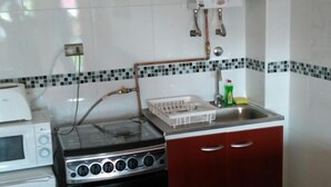 Standard Apartment, 3 Bedrooms | Private kitchen | Full-size fridge, microwave, stovetop, cookware/dishes/utensils - Cabañas del Profe (Puerto Montt)