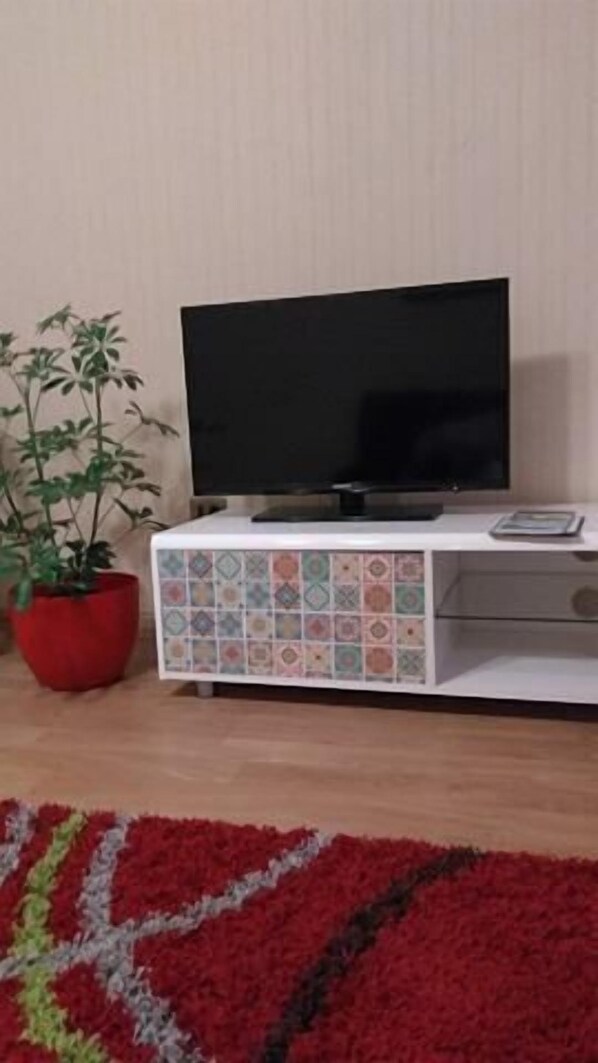 Departamento estándar, 3 habitaciones | Sala de estar | Televisión 