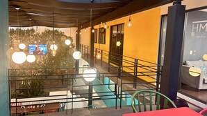 A restaurant with outdoor seating, a pool, and a view of the street. - Hotel MH (Chignahuapan)