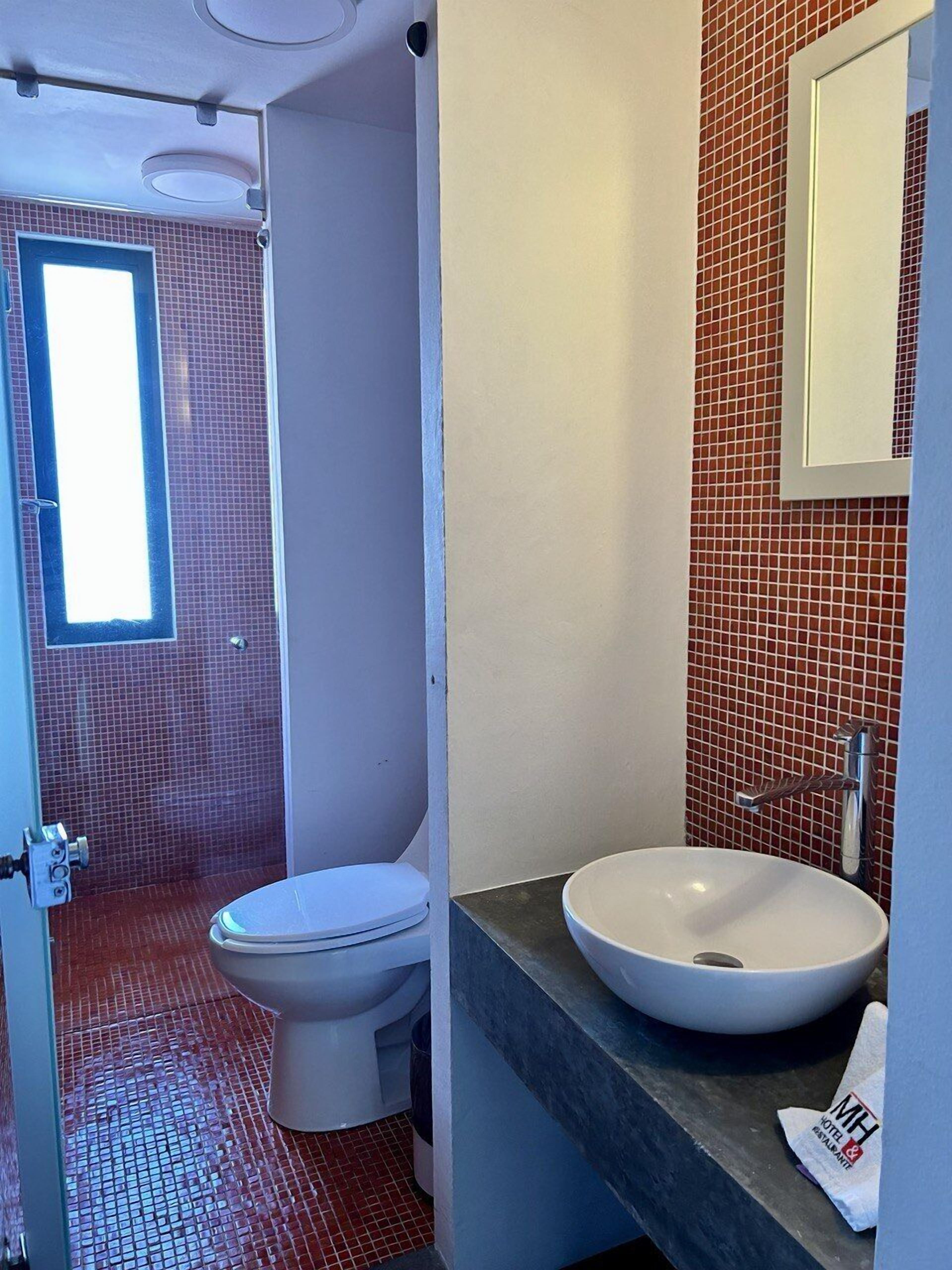 deluxe double room | bathroom | shower, towels