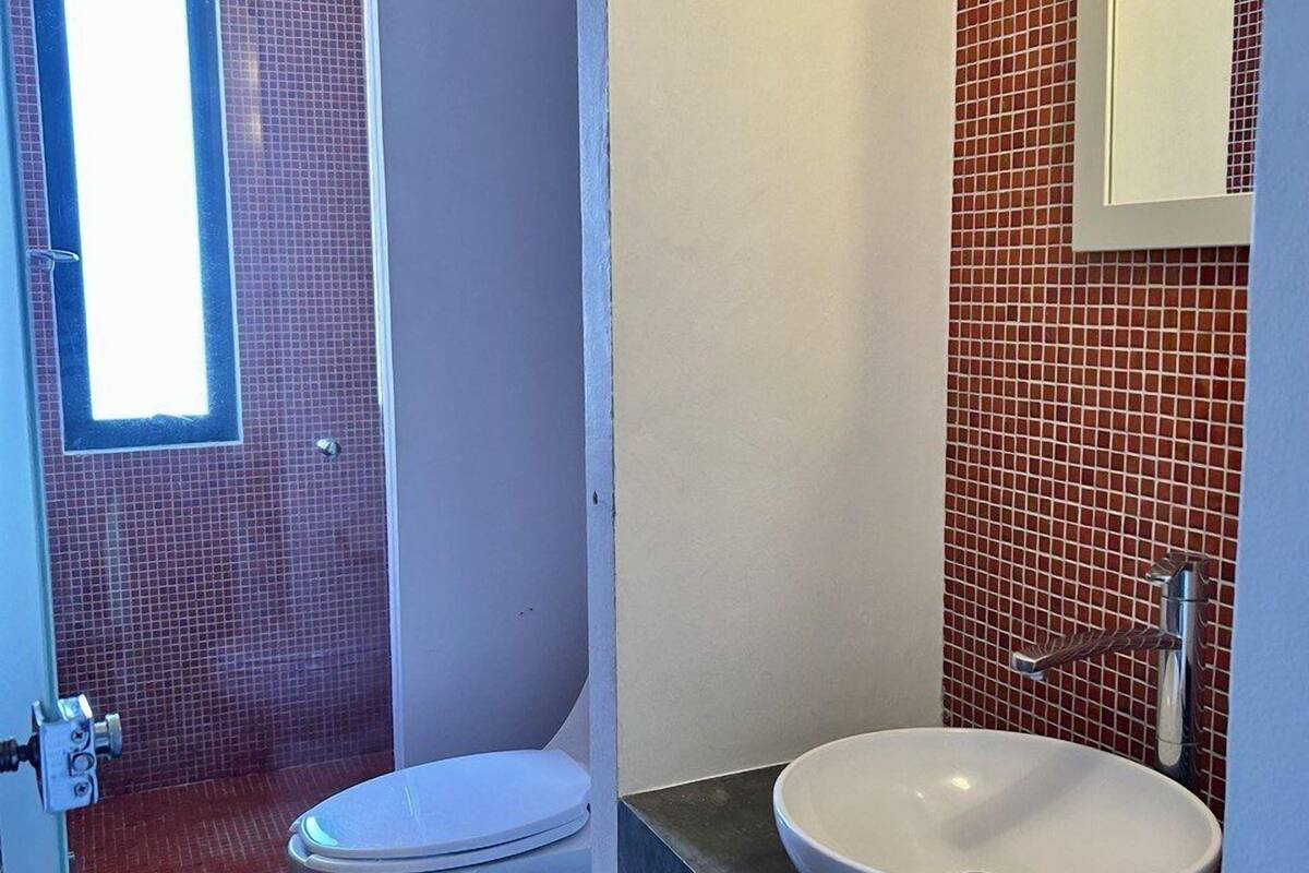 deluxe double room | bathroom | shower, towels