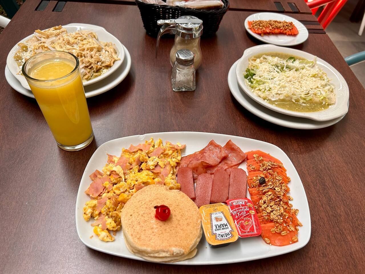 daily continental breakfast (mxn 100 per person)