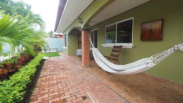 Pintu masuk properti