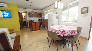 Rumah, 3 kamar tidur | Dapur pribadi | Lemari es, microwave, oven, dan kompor