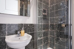 City Apartment, 1 Bedroom | Bathroom | Free toiletries, hair dryer, towels