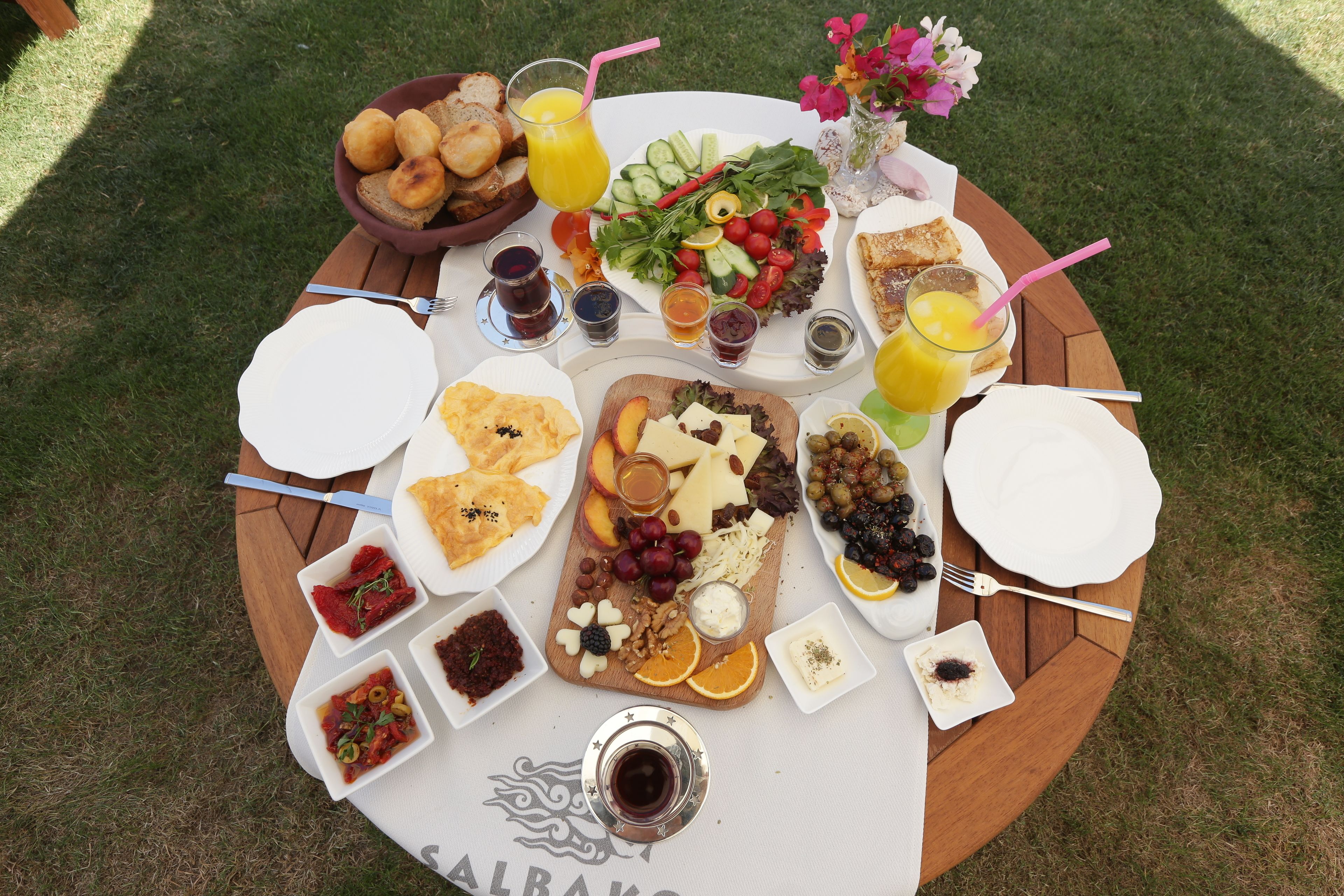 free daily full breakfast