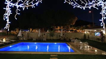 Piscina all'aperto, ombrelloni da piscina, lettini