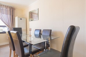 Appartement, 3 chambres, cuisine | Aire de séjour | Téléviseur à écran plat