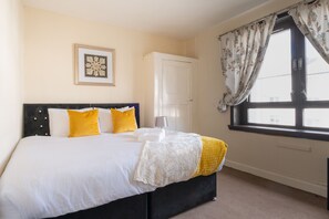 Apartment, 3 Bedrooms, Kitchen | 3 bedrooms, individually decorated, individually furnished, desk - Novelty Suites Froghall Avenue (Aberdeen)