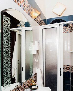 Classic Suite, 1 Queen Bed (El Feddan) | Bathroom | Shower, free toiletries, hair dryer, towels - Riad El Manantial (Tetouan)