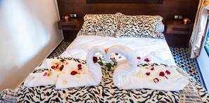 Junior Room (Bab Tout) | Premium bedding, down comforters, Select Comfort beds, desk - Riad El Manantial (Tetouan)