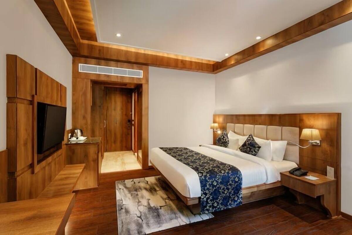 Down comforters, minibar, in-room safe, desk